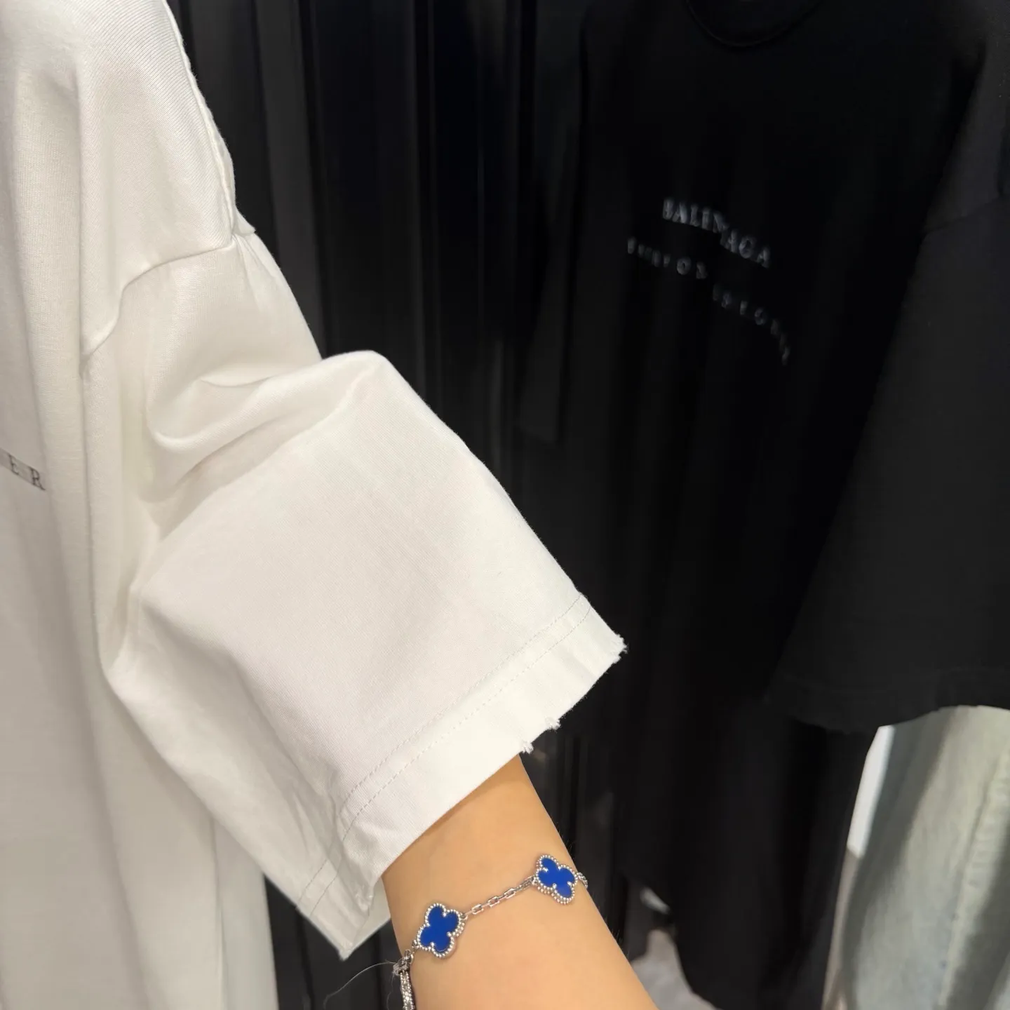 P105-BALENCIAGA* 2026 New Arrival. . 270g .Oversize . Same Style. . -Color：Black White -SIZE：S M L XL 7113